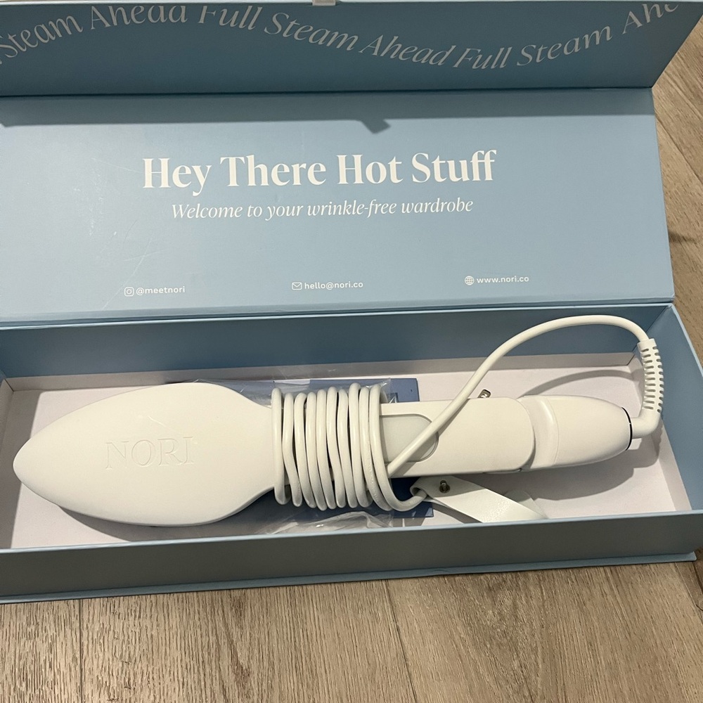 Nori White Handheld Steamer